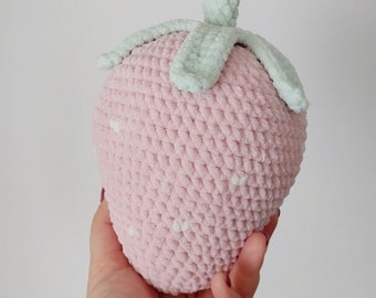 Handgemachtes gehäkeltes Erdbeer-Amigurumi-Kissen für ein gemütliches Wohndekor