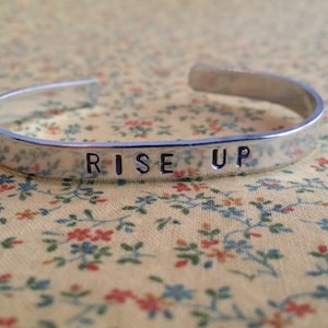 Pulsera de aluminio estampada a mano inspirada en el musical "Rise Up" de Alexander Hamilton