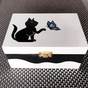 Handbemaltes Schmuckkästchen mit Katze und Schmetterling | Aufbewahrungsbox aus Holz, dekorative Erinnerungsbox für Katzenliebhaber, Geschenk für Katzenliebhaber, Erinnerungsbox für Haustiere