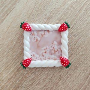Handgemachter Erdbeer Magnetischer Fotorahmen: Polymer Clay Mini Bilderrahmen Kühlschrankmagnet, Sommer Obst Dekor