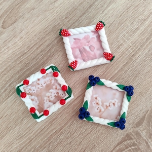 Handgemaakte fotolijstmagneten fruit: koelkastmagneet minifotolijstje kers, aardbei en bosbes, magneetlijst van polymeerklei