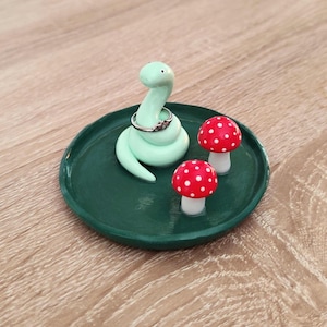 Porta anillos de serpiente y hongo hecho a mano: bandeja pequeña para joyas, plato de arcilla polimérica para baratijas