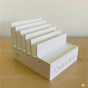 Stazione di ricarica 5+1 per cellulari e tablet. Organizer da scrivania 3D con cavi nascosti. Dock per dispositivi Apple e Android.