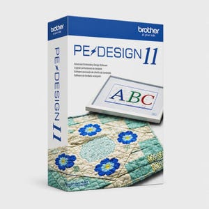 Puede incluir: Una caja de software Brother PE-DESIGN 11 blanca con texto y marca en azul. La caja muestra un gráfico de una pantalla digital con las letras ABC y una pieza de tela acolchada con patrones de bordado floral azul sobre fondo verde claro.