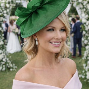 Ascot groene tovenaar, hoofddeksel met veren, hoed bruiloftsgast, stijl speciale gelegenheid