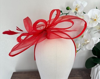 赤いファシネーター、羽根飾りのヘッドピース、アスコット競馬場の帽子、結婚式などの特別な機会にふさわしいスタイル