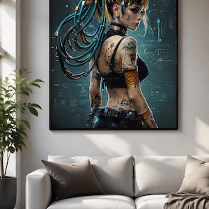 Könnte beinhalten: Ein gerahmter Wandkunstdruck mit einer digitalen Illustration einer Figur mit dunklem Haar im hohen Pferdeschwanz, türkisfarbenen Kabeln am Kopf, komplexen schwarzen Tätowierungen auf Rücken und Armen sowie einem schwarzen Oberteil vor dunklem Hintergrund.