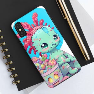 Könnte beinhalten: Ein grünes Monster mit pinkem Haar und Nähten im Gesicht hält einen Eimer mit Süßigkeiten. Das Monster sitzt auf einem blauen Hintergrund mit pinken Blumen.