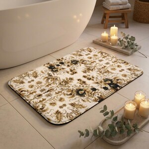 Könnte beinhalten: Eine rechteckige Badematte mit einem detaillierten, sich wiederholenden Blumen- und Rankenmuster in den Farben Dunkelbraun, Hellbraun und Creme. Das Design bedeckt die gesamte Oberfläche der Matte, die abgerundete Ecken und eine Textur aufweist.