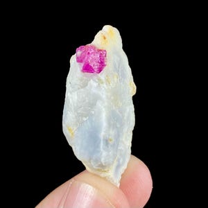 37 karat naturlig UV-reaktiv rubin på matris | Fluorescerande korundkristall | Sällsynt samlarmineralprov | Afghanistan