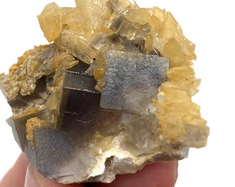 Fluoriet met calciet, Pakistaans mineraalmonster (21 gram, 46 x 34 x 9 mm)