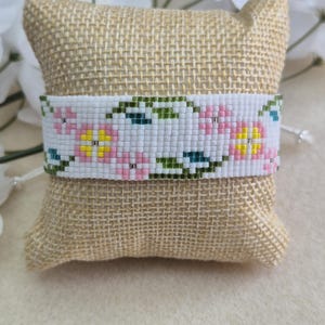 Women&#39;s cuff bracelet in Miyuki delica beads Eléa Handmade on a loom.