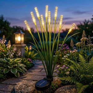 Pu&ograve; includere: Una lampada da giardino a energia solare con molteplici steli verdi sormontati da apparecchi di illuminazione cilindrici e decorati che emettono una luce calda. La base include un pannello solare quadrato per la ricarica in esterni.