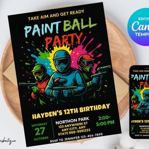 Puede incluir: Invitación a una fiesta de paintball negra con salpicaduras de pintura coloridas e ilustraciones de jugadores con equipo de protección. El texto dice "Paint Ball Party" e incluye detalles del evento. Un teléfono muestra el mismo diseño.