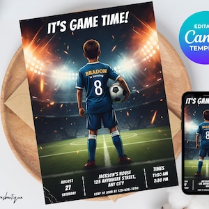 Puede incluir: Una invitación de cumpleaños con temática de fútbol con el texto "IT'S GAME TIME!" y un gráfico de un jugador de fútbol en un campo. La invitación incluye detalles de la plantilla de Canva editable, fecha, hora y ubicación. Un smartphone muestra el mismo diseño.
