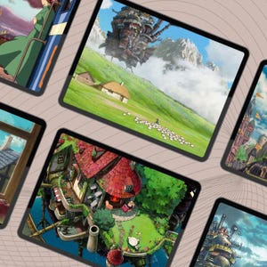 K&ouml;nnte beinhalten: Vier digitale Tablets, die verschiedene Szenen aus dem Animationsfilm 'Howls bewegliches Schloss' zeigen. Die Szenen umfassen ein fliegendes Schloss, ein kleines Haus, eine Landschaft mit Schafen und eine Nahaufnahme des Schlosses.
