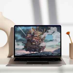 K&ouml;nnte beinhalten: Ein Laptop mit einem Bildschirm, der ein Cartoon-Bild einer gro&szlig;en, steampunk-artigen Flugmaschine mit mehreren Ebenen und Schornsteinen zeigt. Die Maschine ist vor einem bew&ouml;lkten Himmel mit einem Hauch von Sonnenuntergang platziert.