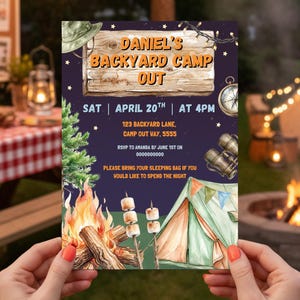Puede incluir: Invitación a una acampada en el patio trasero sostenida por una persona. La invitación tiene el texto "DANIEL'S BACKYARD CAMP OUT" con detalles del evento. El fondo muestra una fogata, una tienda de campaña y luces de cadena.