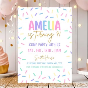 Può includere: Un invito di compleanno con il testo "AMELIA is turning 7!" in colori pastello. L'invito è circondato da palloncini rosa, cupcake e coriandoli dorati. L'invito include i dettagli della festa.