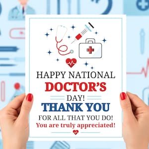 Puede incluir: Una tarjeta blanca sostenida por una persona con esmalte de uñas rojo, con el texto "HAPPY NATIONAL DOCTOR'S DAY! THANK YOU FOR ALL THAT YOU DO! You are truly appreciated!" con iconos médicos y un corazón rojo.