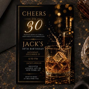 Può includere: Un invito di compleanno nero con testo dorato che recita CHEERS TO 30, JACK'S 30TH BIRTHDAY, SATURDAY, DECEMBER 25, 6:30 PM, JACK'S HOUSE, 505 FIFTH AVENUE, APT 4B, NEW YORK, NY, e RSVP TO MIKE AT 0812-9988-7766, con un bicchiere di whisky.