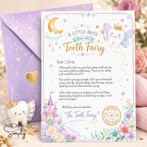Puede incluir: Una tarjeta rectangular titulada A LITTLE NOTE from the Tooth Fairy con una luna creciente dorada, un personaje de diente alado con corona y un castillo rosa. El texto se dirige a Olivia e incluye un sello dorado con OFFICIAL TOOTH FAIRY.