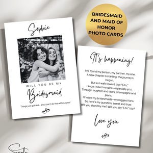 以下が含まれることがあります： 黒いテキストの白いフォトカード。1枚のカードには、2人の女性が抱き合っている白黒写真と「Will You Be My Bridesmaid」という言葉が書かれています。もう1枚のカードには「It's happening！」というテキストとプロポーズのメッセージが書かれています。