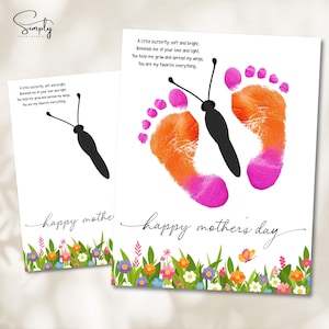 Könnte beinhalten: Weiße Karte mit einem Schmetterlingsdesign aus orangefarbenen und pinkfarbenen Fußabdrücken. Die Worte "happy mother's day" stehen darunter. Die Karte hat einen floralen Rand und ein Gedicht über einen Schmetterling.
