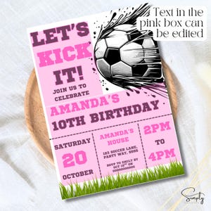 Puede incluir: Invitaci&oacute;n de cumplea&ntilde;os rosa con tem&aacute;tica de f&uacute;tbol con el texto "LET'S KICK IT!" y "AMANDA'S 10TH BIRTHDAY." La invitaci&oacute;n incluye detalles para la fiesta el 20 de octubre, de 14:00 a 16:00 horas. Un gr&aacute;fico de bal&oacute;n de f&uacute;tbol est&aacute; en la parte superior derecha.