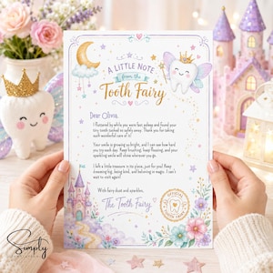 Peut inclure: Une lettre imprim&eacute;e intitul&eacute;e A Little Note from the Tooth Fairy, illustr&eacute;e avec une dent ail&eacute;e couronn&eacute;e, un croissant de lune, un ch&acirc;teau et des fleurs. Le texte s'adresse &agrave; Olivia et comporte un sceau dor&eacute; avec une ic&ocirc;ne de dent.
