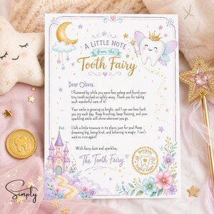 Peut inclure: Une carte rectangulaire intitul&eacute;e A Little Note from the Tooth Fairy avec un croissant de lune dor&eacute;, une dent souriante ail&eacute;e couronn&eacute;e, un ch&acirc;teau rose et des fleurs. Le texte s'adresse &agrave; Olivia avec un message concernant les dents.