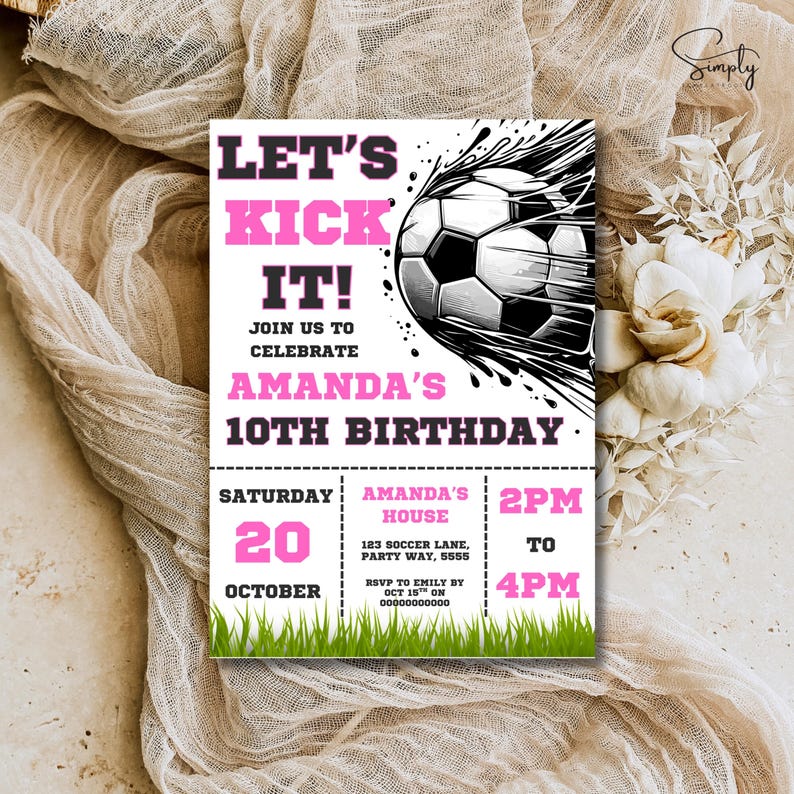 Puede incluir: Una invitaci&oacute;n de cumplea&ntilde;os con tem&aacute;tica de f&uacute;tbol, con un gr&aacute;fico de bal&oacute;n de f&uacute;tbol en blanco y negro. La invitaci&oacute;n presenta el texto "LET'S KICK IT!" en rosa y negro, junto con los detalles del d&eacute;cimo cumplea&ntilde;os de Amanda.