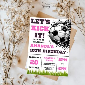 Puede incluir: Una invitaci&oacute;n de cumplea&ntilde;os con tem&aacute;tica de f&uacute;tbol. La invitaci&oacute;n presenta el texto "LET'S KICK IT!" en rosa y negro, junto con los detalles del d&eacute;cimo cumplea&ntilde;os de Amanda, incluyendo la fecha, hora y lugar. Un gr&aacute;fico de bal&oacute;n de f&uacute;tbol est&aacute; a la derecha.