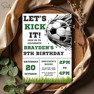 Może przedstawiać: Biało-zielone zaproszenie na urodziny z motywem piłki nożnej z tekstem "Let's Kick It! Join us to celebrate Brayden's 9th Birthday." Zaproszenie zawiera szczeg&oacute;ły dotyczące imprezy, w tym datę, godzinę i miejsce.