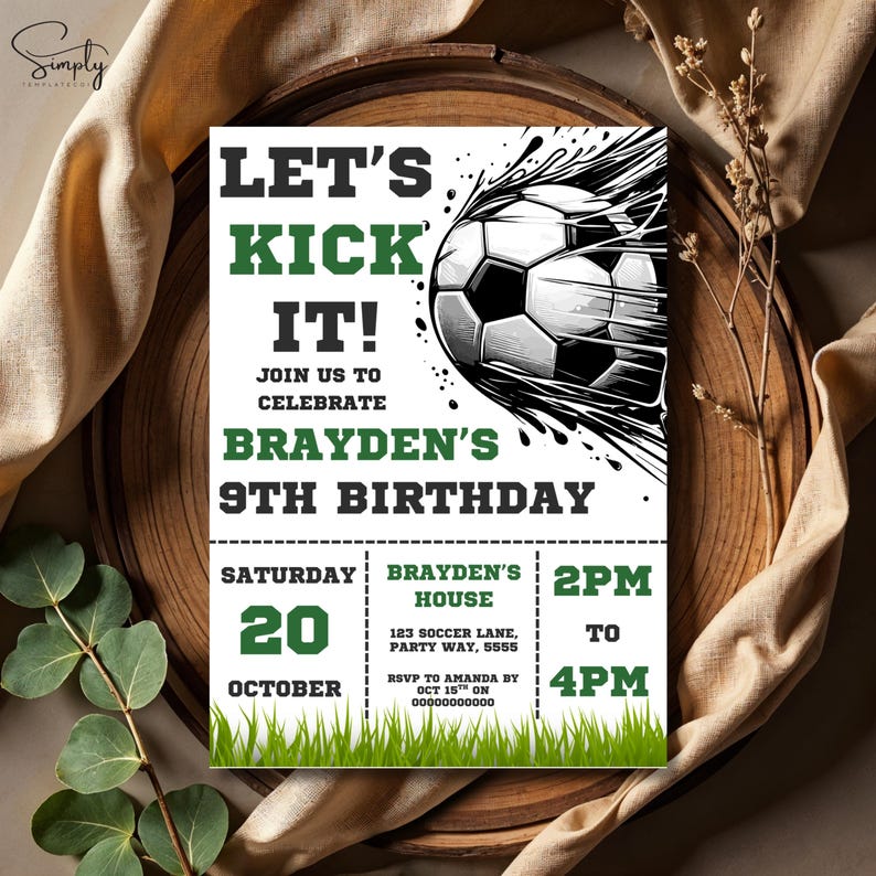 Może przedstawiać: Biało-zielone zaproszenie na urodziny z motywem piłki nożnej z tekstem "Let's Kick It! Join us to celebrate Brayden's 9th Birthday." Zaproszenie zawiera szczeg&oacute;ły dotyczące imprezy, w tym datę, godzinę i miejsce.