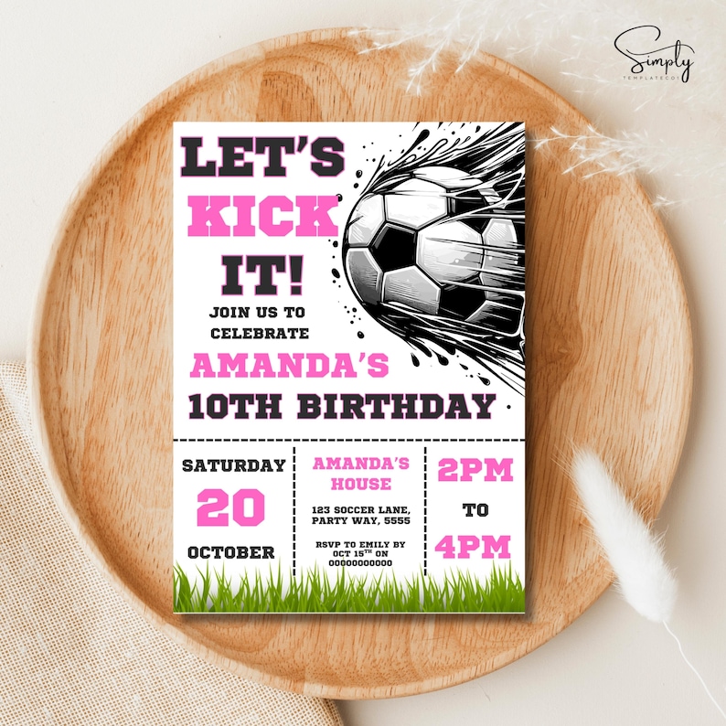 Puede incluir: Una invitaci&oacute;n de cumplea&ntilde;os con tem&aacute;tica de f&uacute;tbol con el texto "LET'S KICK IT!" en negro y rosa. La invitaci&oacute;n incluye detalles para el d&eacute;cimo cumplea&ntilde;os de Amanda, con fecha, hora y lugar. Se presenta un gr&aacute;fico de bal&oacute;n de f&uacute;tbol.