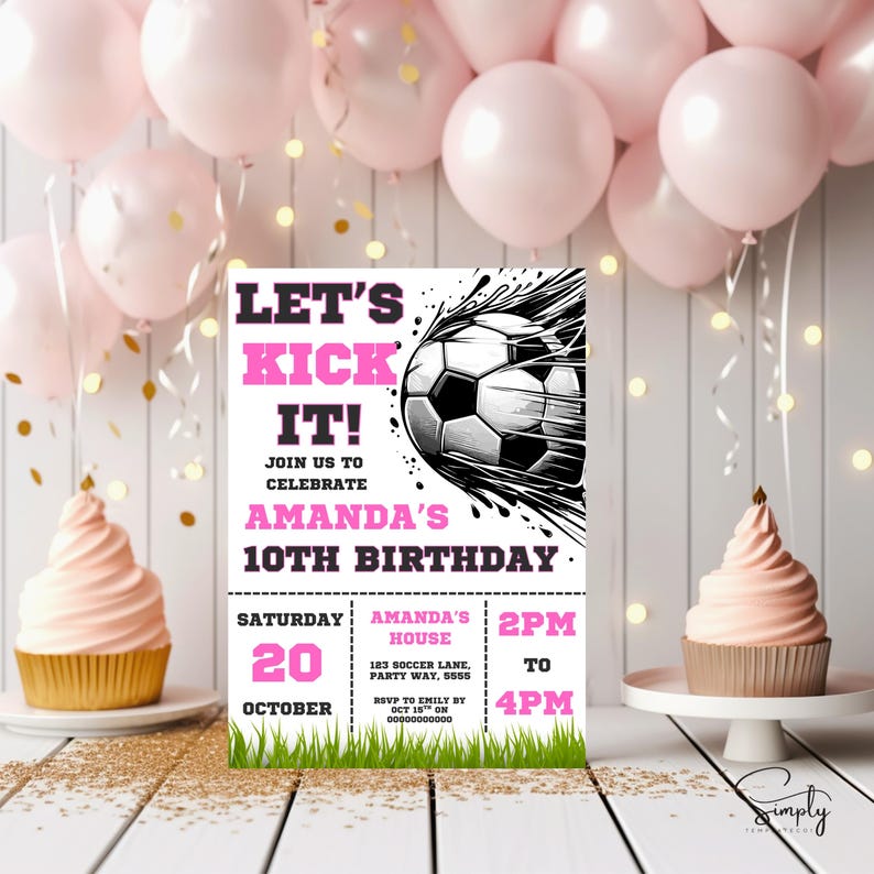 Puede incluir: Una invitaci&oacute;n de cumplea&ntilde;os con el texto "LET'S KICK IT!" y "AMANDA'S 10TH BIRTHDAY". La invitaci&oacute;n presenta un gr&aacute;fico de bal&oacute;n de f&uacute;tbol y est&aacute; decorada con globos rosas y cupcakes.