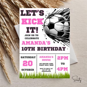Puede incluir: Una invitaci&oacute;n de cumplea&ntilde;os con tem&aacute;tica de f&uacute;tbol, con el texto "LET'S KICK IT!" en rosa y negro. Anuncia el d&eacute;cimo cumplea&ntilde;os de Amanda el 20 de octubre, de 14 a 16 horas. Incluye direcci&oacute;n y detalles de confirmaci&oacute;n.