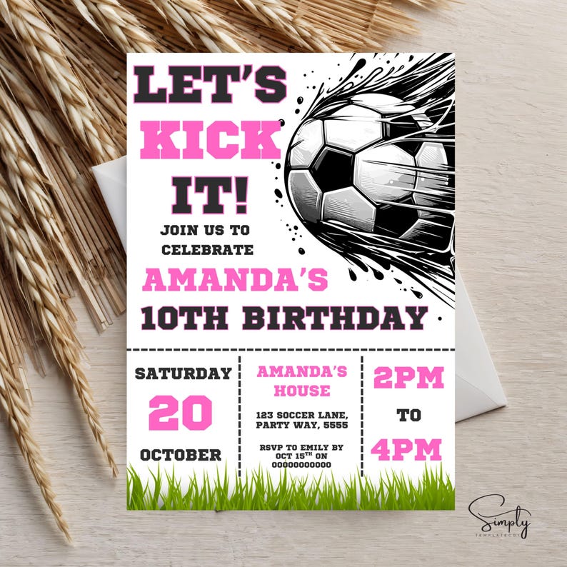 Puede incluir: Una invitaci&oacute;n de cumplea&ntilde;os con tem&aacute;tica de f&uacute;tbol, con el texto "LET'S KICK IT!" en rosa y negro. Anuncia el d&eacute;cimo cumplea&ntilde;os de Amanda el 20 de octubre, de 14 a 16 horas. Incluye direcci&oacute;n y detalles de confirmaci&oacute;n.