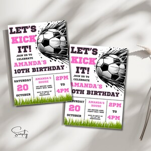 Puede incluir: Dos invitaciones de cumplea&ntilde;os con tem&aacute;tica de f&uacute;tbol. Las invitaciones presentan el texto "LET'S KICK IT!" en rosa, junto con un gr&aacute;fico de bal&oacute;n de f&uacute;tbol. Se incluyen detalles para el d&eacute;cimo cumplea&ntilde;os de Amanda, como la fecha, la hora y el lugar.