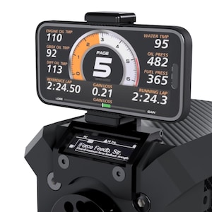 Può includere: Un componente nero di simulatore di corse con un display digitale che mostra le letture della pressione dell'olio motore, dell'acqua e del carburante. Lo schermo mostra i tempi sul giro e i dati di guadagno/perdita. È visibile anche il testo "Force Feedb. Str.".