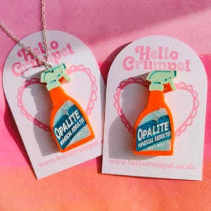Opalith Sprühflasche Brosche oder Halskette| Taylor Merch | Laser-cut Acrylglas