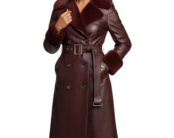 Gabardina de piel color granate para mujer, cuello de piel de oveja, abrigo de invierno con cinturón y bolsillos cruzados. Prenda larga de invierno. Un regalo ideal.