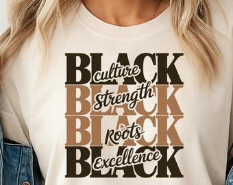Könnte beinhalten: Cremefarbenes Sweatshirt mit dem Wort "BLACK", das viermal in einer fetten Schrift übereinander angeordnet ist. Jedes Wort ist mit einem Wort in einer anderen Schriftart kombiniert: "Kultur", "Stärke", "Wurzeln" und "Exzellenz". Der Text ist in Braun- und Schwarztönen gehalten.