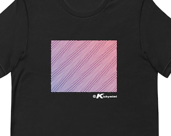 Può includere: T-shirt nero con un motivo a illusione ottica rosa e blu a forma di quadrato sul davanti. Il testo "@kichymini" si trova sotto il motivo.