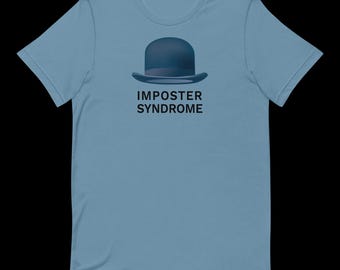 Könnte beinhalten: Hellblaues T-Shirt mit einer dunkelblauen Melone und dem schwarzen Schriftzug "IMPOSTER SYNDROME". Das Shirt besteht aus weichem Material und hat kurze Ärmel.