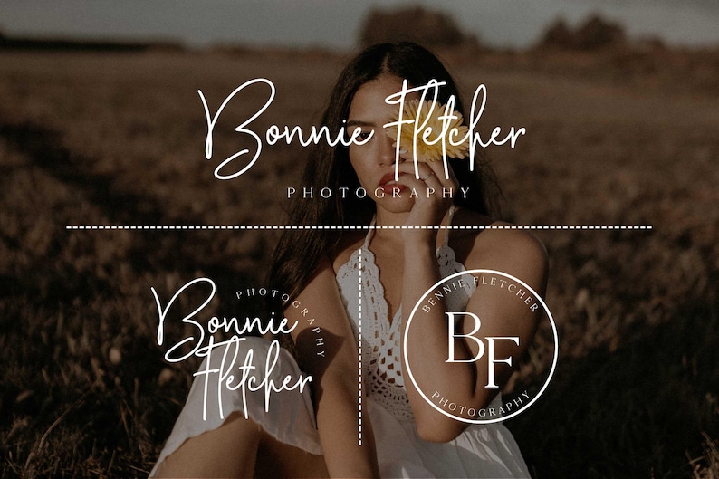 Pu&ograve; includere: L'immagine presenta il logo Bonnie Fletcher Photography in pi&ugrave; varianti. Il logo principale &egrave; in corsivo. Una donna tiene in mano un fiore giallo. Lo sfondo &egrave; una scena all'aperto sfocata.