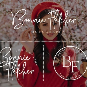 Pu&ograve; includere: L'immagine presenta il testo "Bonnie Fletcher Photography" in corsivo. Una donna con basco e maglione rossi tiene in mano una tazza di caff&egrave;. Lo sfondo &egrave; un motivo floreale sfocato, creando un'atmosfera calda.