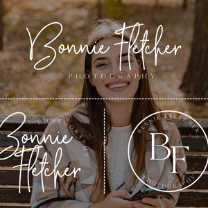 Pu&ograve; includere: L'immagine presenta il nome "Bonnie Fletcher Photography" in un elegante carattere scritto a mano. L'immagine include una persona sorridente e un logo circolare con le iniziali "BF". Lo sfondo ha un'estetica sfocata e autunnale.