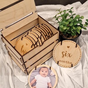 Caja de madera personalizada para recuerdos de hitos de bebé – Set de recuerdos del primer año Milestone CRW7